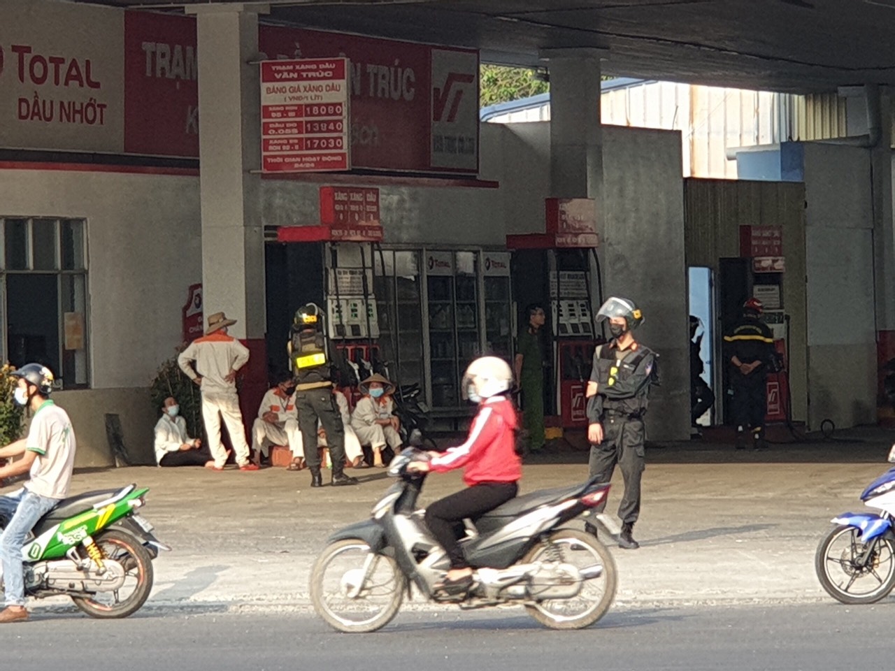 Công an đồng loạt kiểm tra cây xăng Vân Trúc