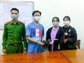 2 nữ sinh trường THPT Hương Sơn nhặt điện thoại nhờ Công an tìm trả người đánh rơi
