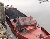 Bắt giữ tàu chở hàng chục tấn than trái phép ở Quảng Ninh