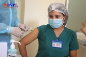 Những nhân viên y tế đầu tiên ở Đà Nẵng được tiêm vắc xin ngừa COVID-19