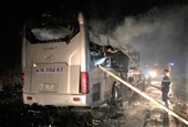 Xe khách bốc cháy dữ dội trong đêm, 11 người thoát nạn