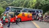 CLIP xe buýt chở 45 người lao vào dải phân cách trên đường cao tốc ở Đài Loan