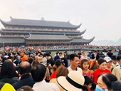 Đón 5 vạn người dịp cuối tuần, chùa Tam Chúc quá tải phải dừng bán vé