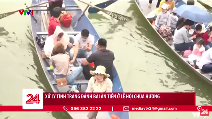 Những thanh niên đánh bài trên đò đi chùa Hương