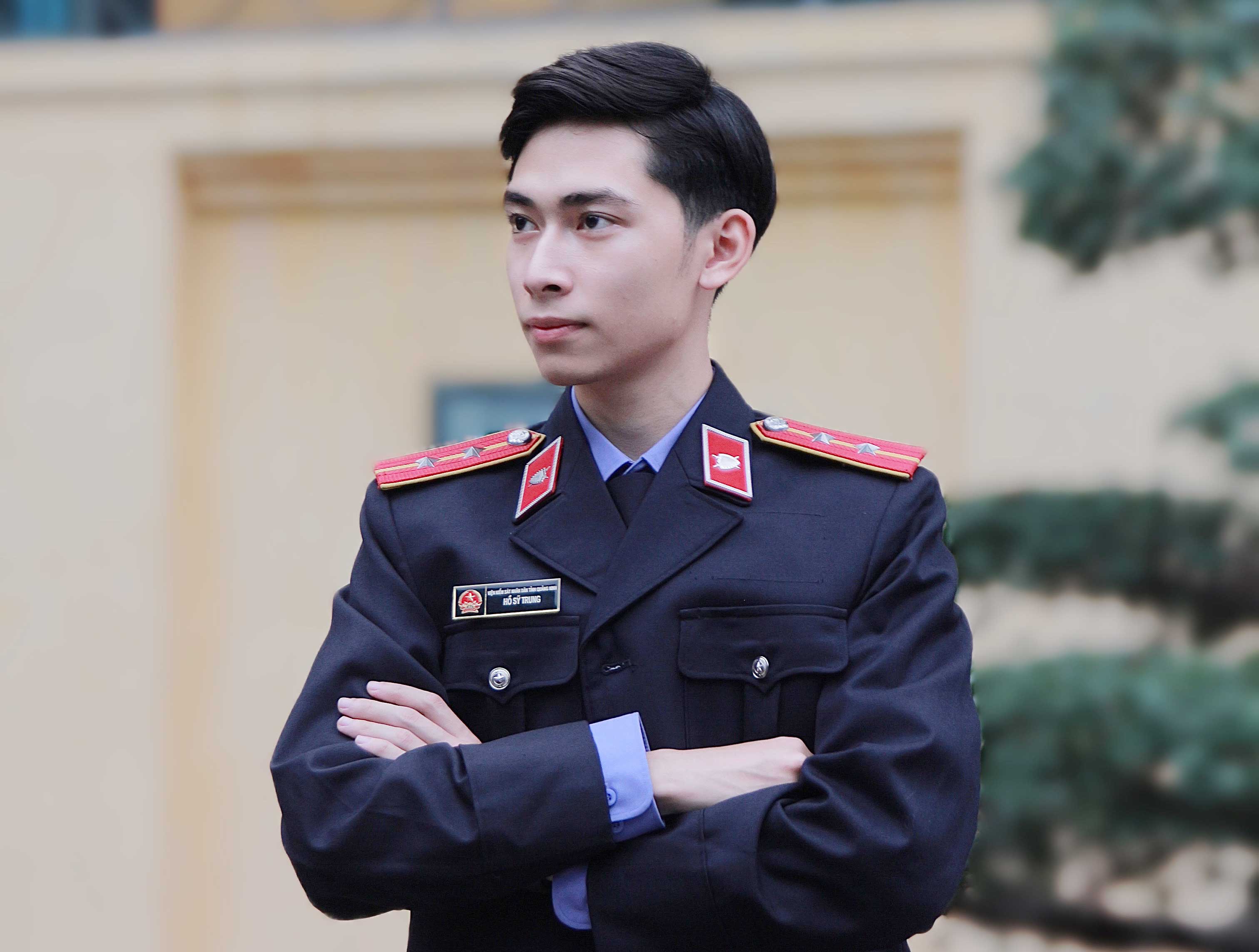 Nam sinh ĐH Kiểm sát Hà Nội điển trai, phong độ trong trang phục của ngành