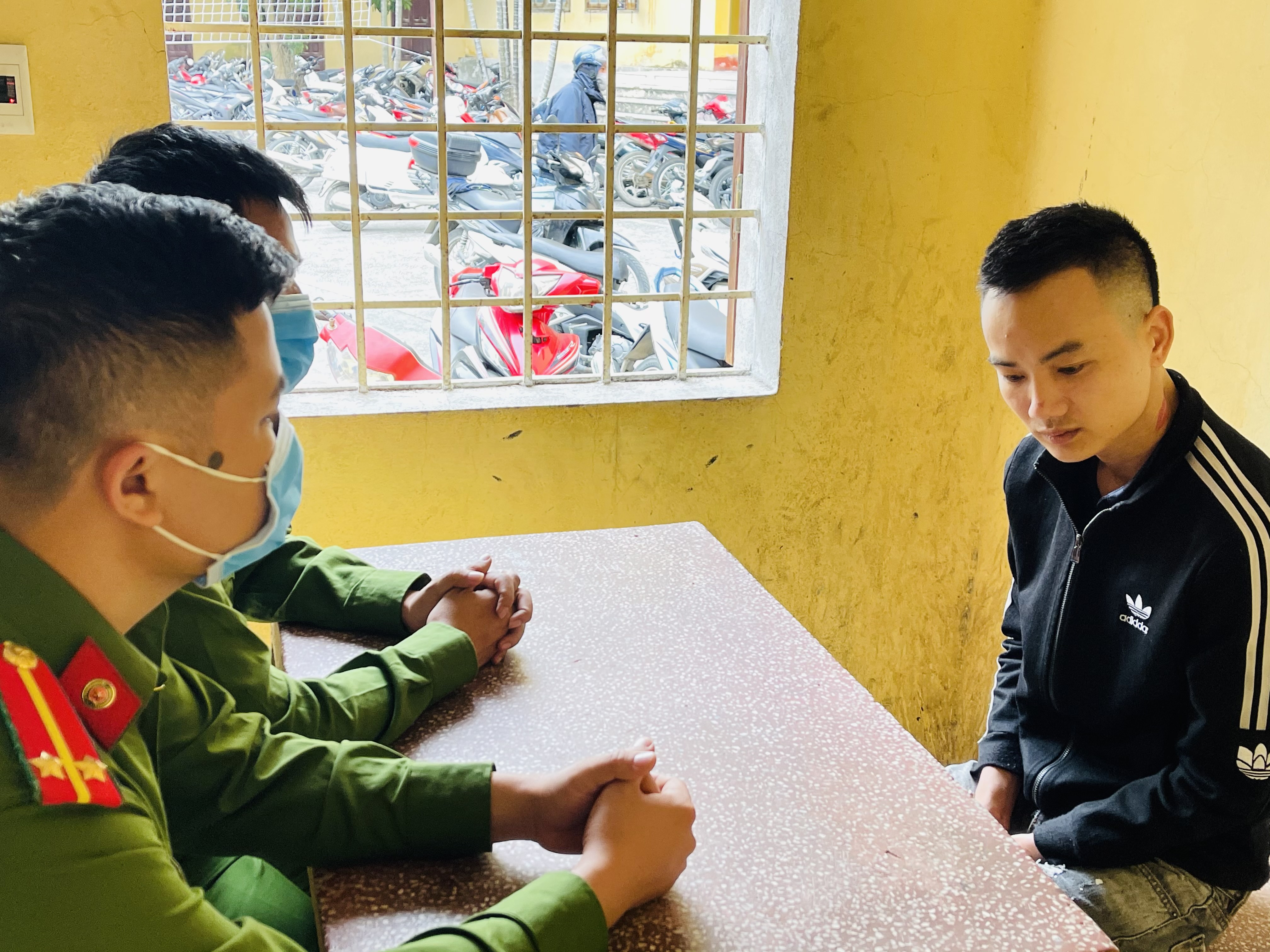 Vác 2 súng Col nã thẳng vào nhà để giải quyết mâu thuẫn cá nhân