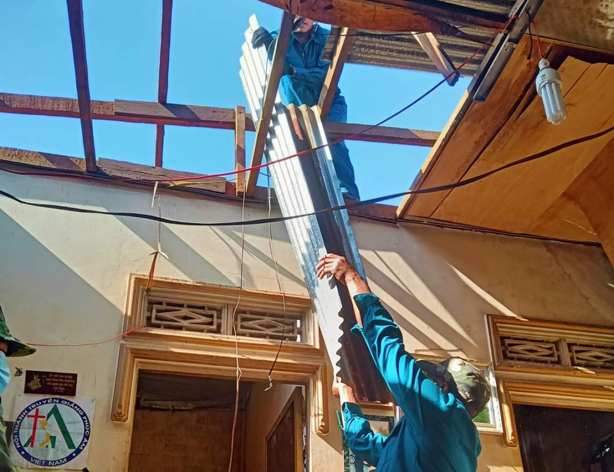 Lốc xoáy, sét liên tiếp, gần 80 căn nhà hư hại, 1 người tử vong