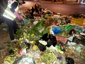 Hàng trăm người lao động nguy cơ mất việc, rác thải ùn ứ  vì thành phố cắt giảm chi phí