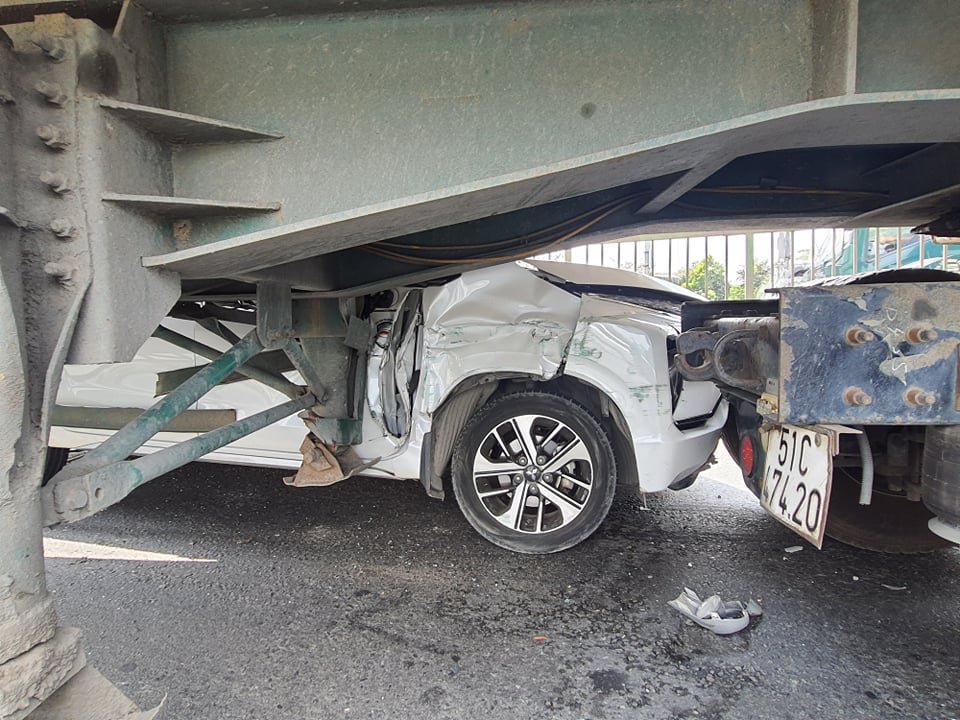 Tai nạn liên hoàn, ô tô 4 chỗ bị 2 container chèn, kẹp bẹp dúm