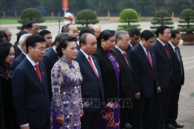 Đoàn Đại biểu Quốc hội vào Lăng viếng Chủ tịch Hồ Chí Minh