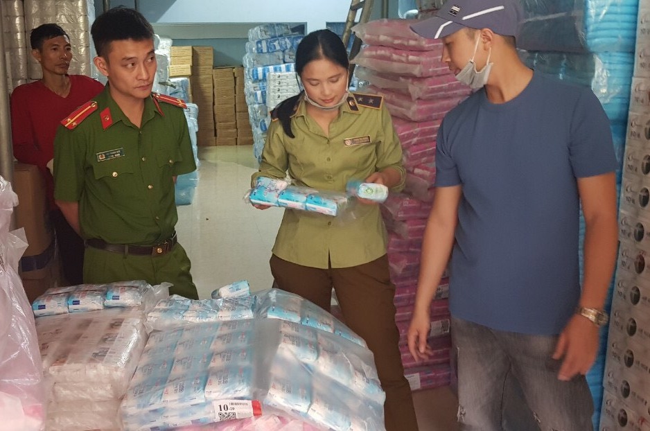 Phát hiện cơ sở kinh doanh băng vệ sinh giả nhãn hiệu nổi tiếng