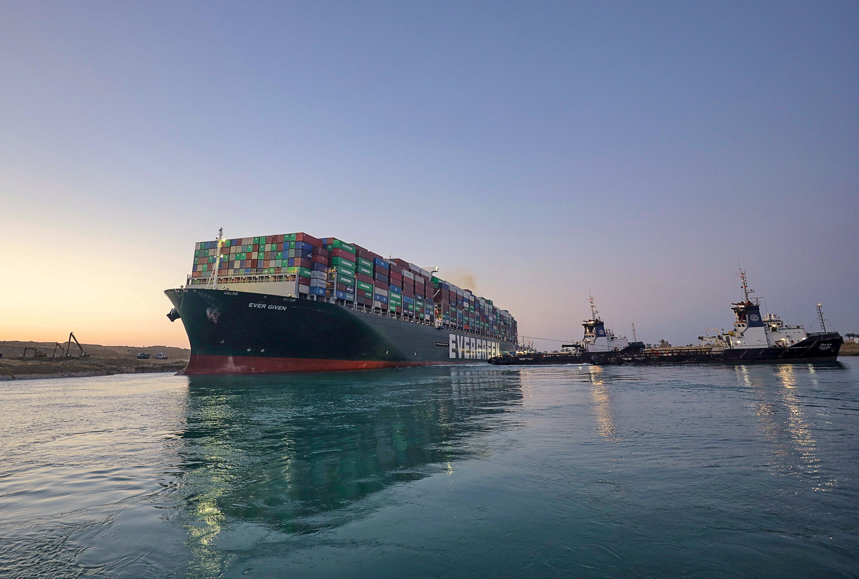 Tàu Ever Given thoát khỏi mắc cạn, kênh đào Suez thông luồng trở lại