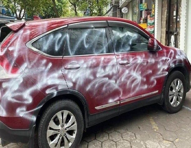 Công an xác minh vụ xế hộp đỗ trên vỉa hè bị xịt sơn