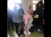 Nữ sinh lớp 10 gọi người thân tới đánh bạn ngay trong lớp học
