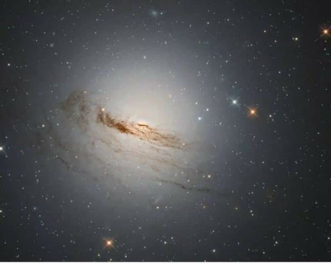 NASA công bố hình ảnh ngoạn mục về khoảnh khắc hấp hối của thiên hà