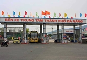 Nhân viên bến xe Đà Nẵng thu tiền ra vào cổng xe cấp cứu