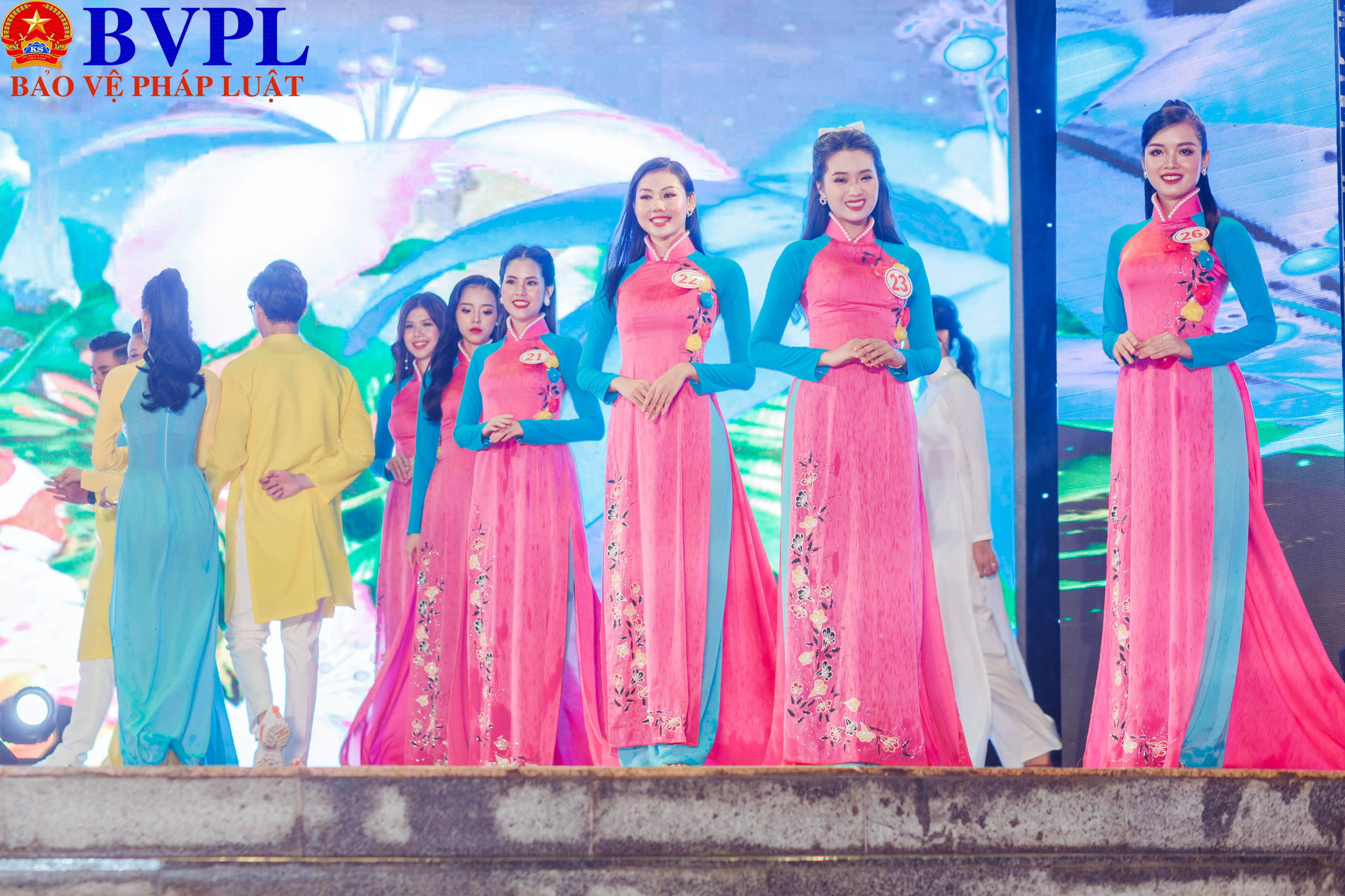 Học sinh, sinh viên Đà Nẵng duyên dáng, khoe sắc với áo dài