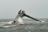 Tàu nâng lật úp ngoài khơi bờ biển Louisiana, Mỹ, hơn 10 người mất tích