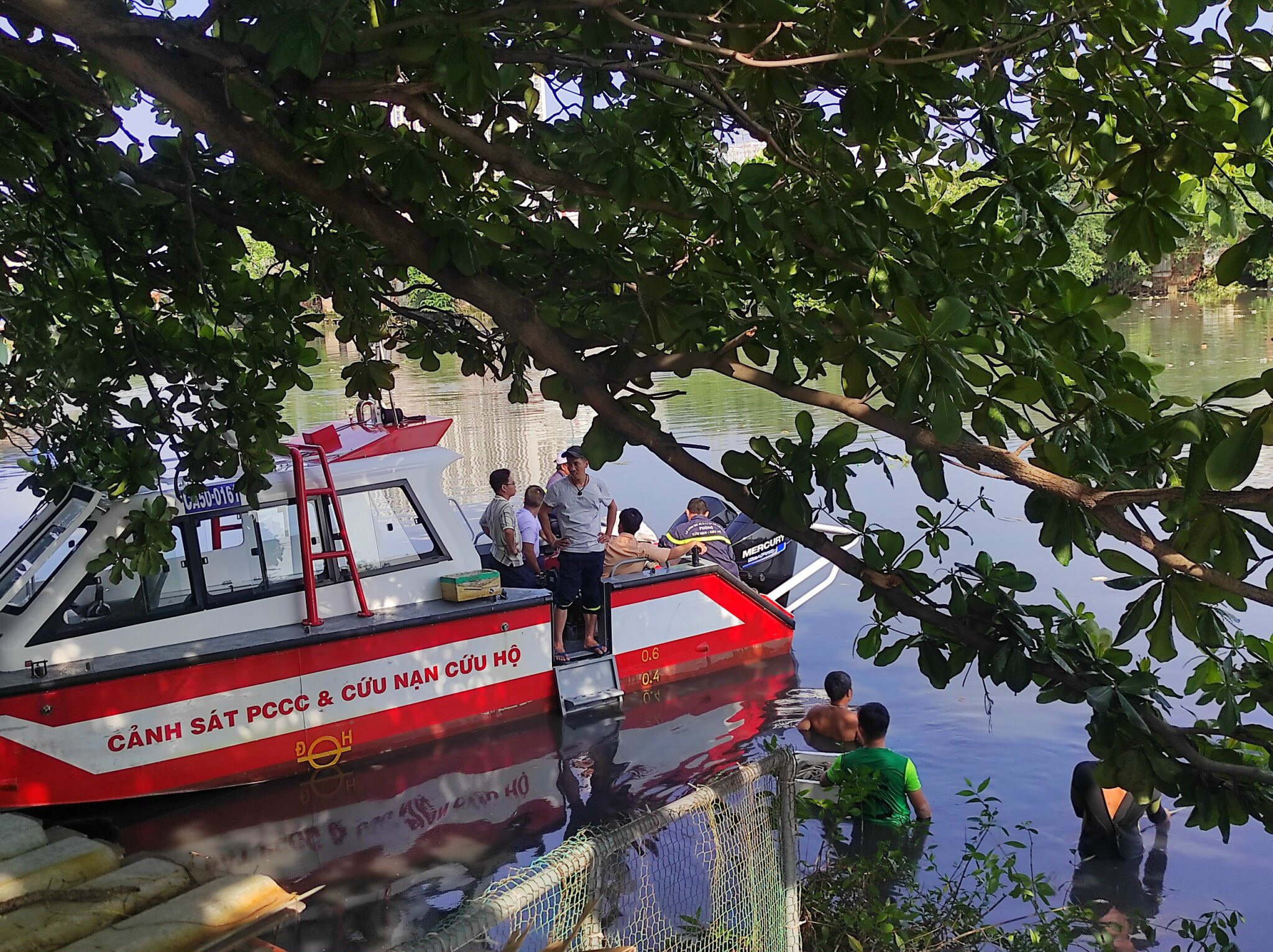 Rơi từ sà lan xuống kênh, người đàn ông mất tích