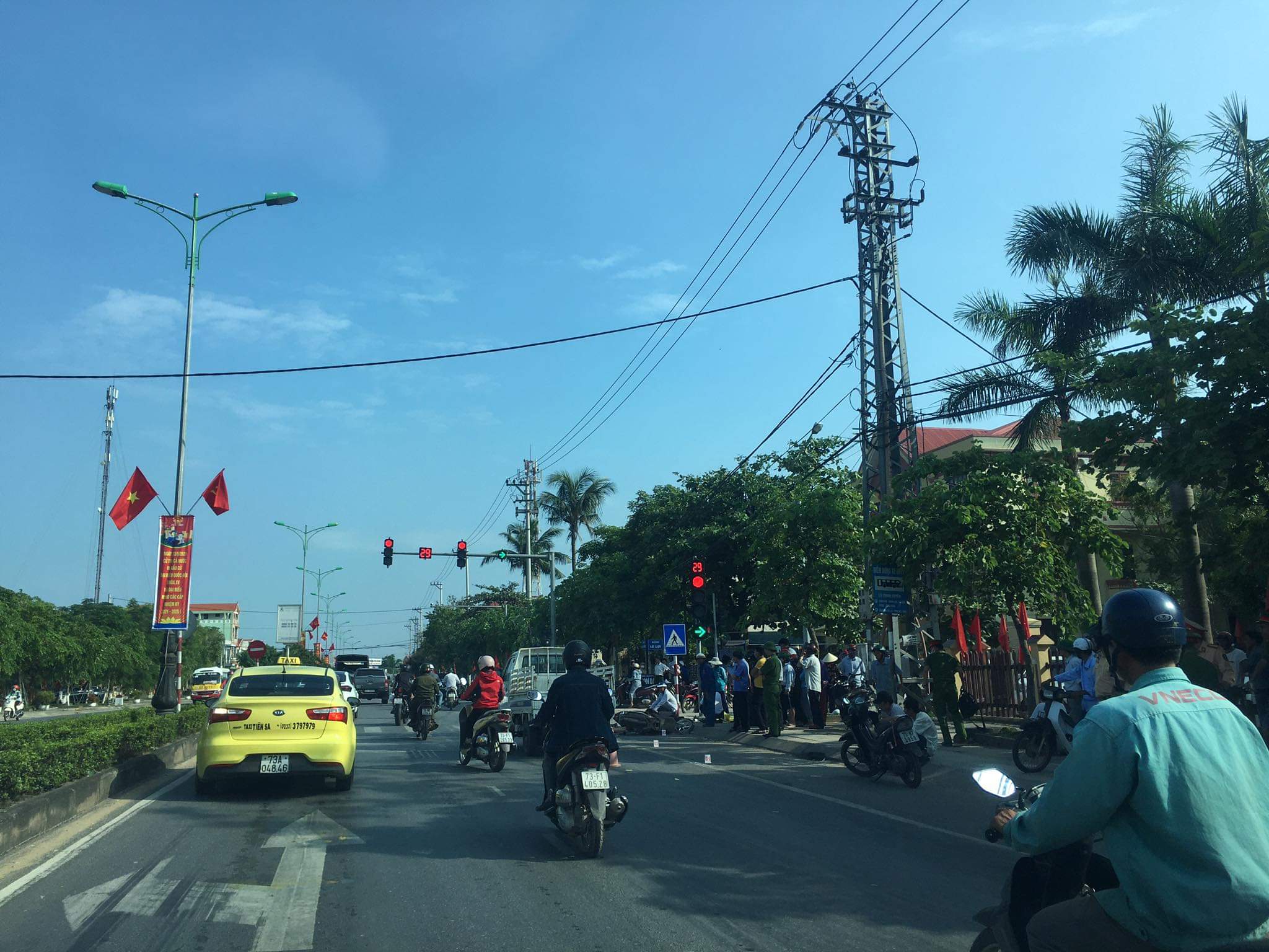 Ô tô tông chết người đi xe máy dừng đèn đỏ rồi bỏ trốn