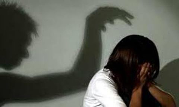 Bắt khẩn cấp cha dượng hãm hại con riêng của vợ