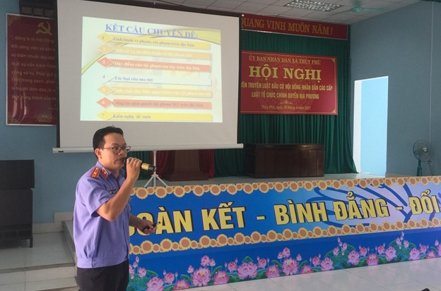 Cán bộ VKSND về nông thôn tuyên truyền Luật bầu cử