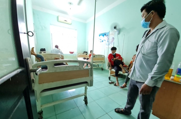 Hơn 100 người phải nhập viện cấp cứu sau khi ăn tiệc cưới