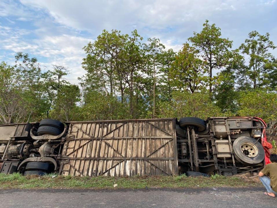 Lật xe khách giường nằm, 31 người bị thương