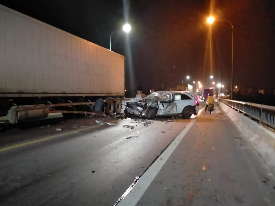 Sau tai nạn liên hoàn, xế hộp nát đầu 1 tài xế tử vong