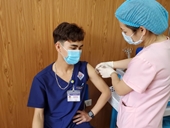 Cán bộ, nhân viên y tế được tiêm vaccine COVID-19