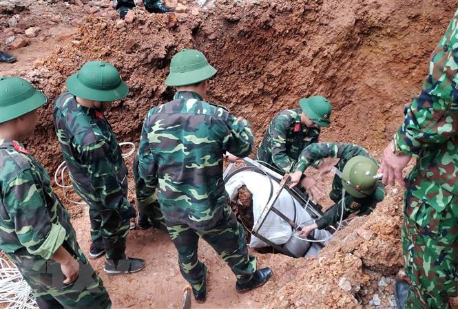 Di dời, xử lý thành công quả bom nặng 340 kg dưới móng nhà dân