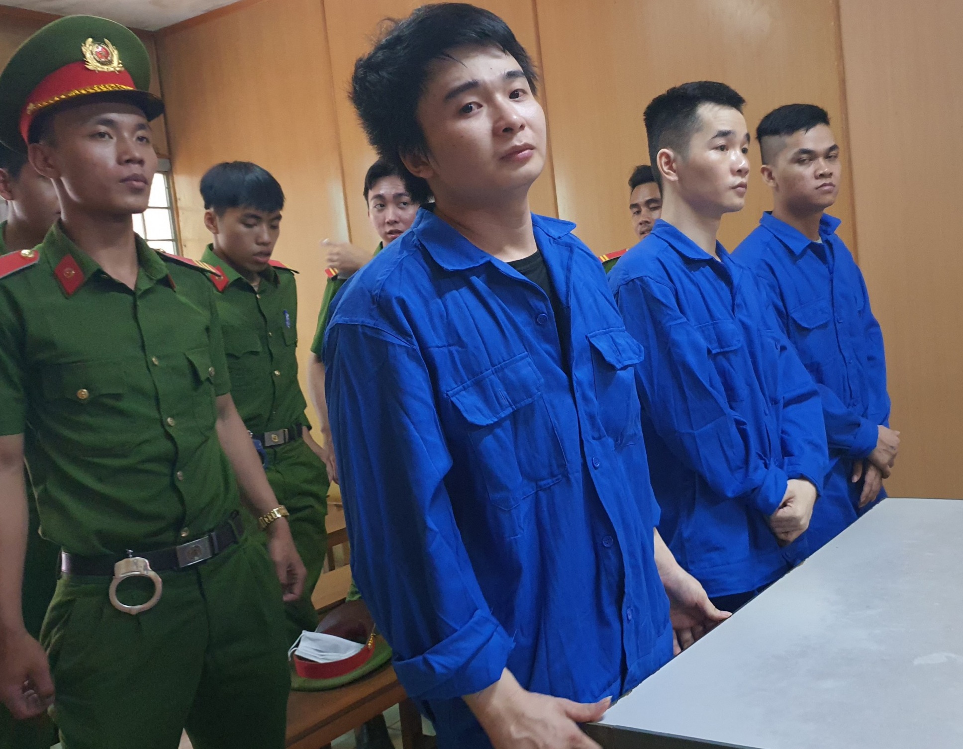 Mang “hàng nóng” đi cướp tiệm vàng lãnh án