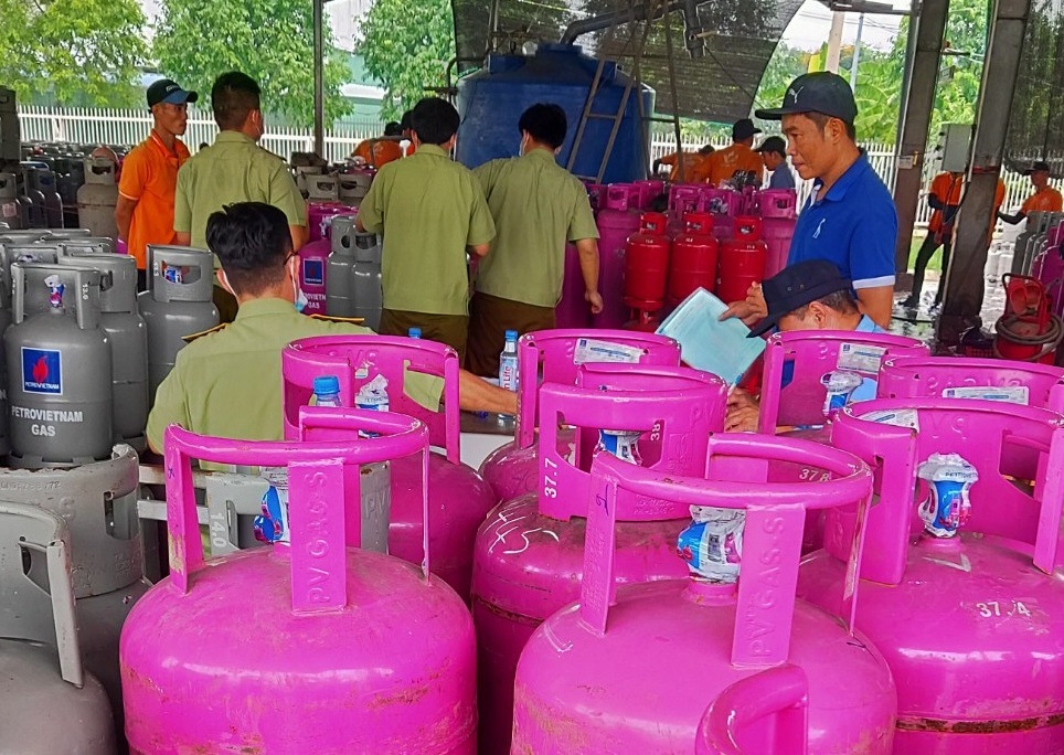 Phát hiện hàng trăm bình gas chiết nạp có dấu hiệu vi phạm