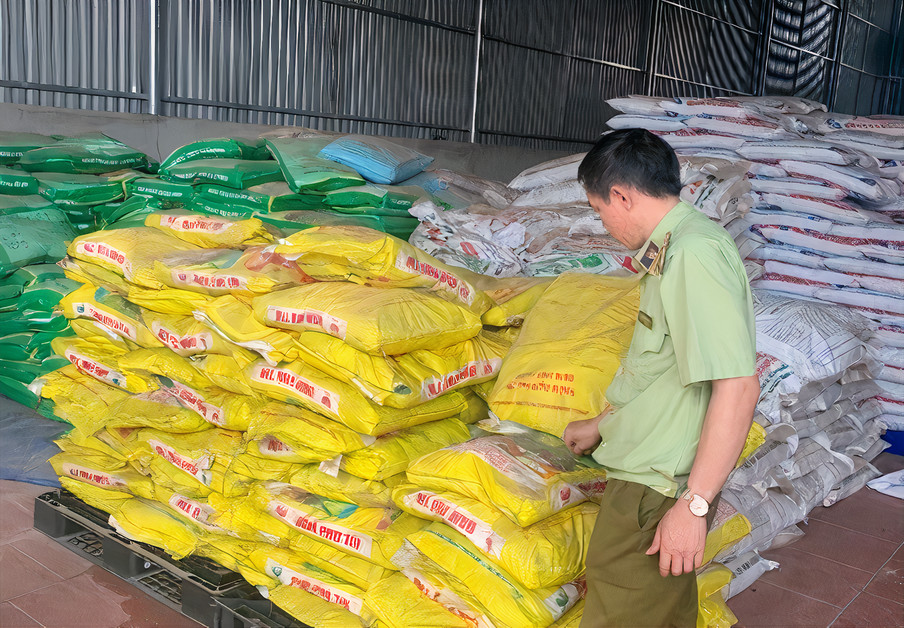 Kiểm tra đột xuất, phát hiện 2 tấn hàng hóa quá hạn sử dụng