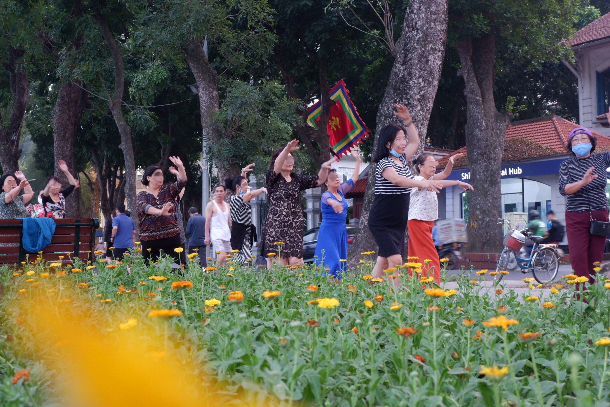 Nhiều người dân lơ là việc đeo khẩu trang, dù dịch COVID - 19 diễn biến phức tạp