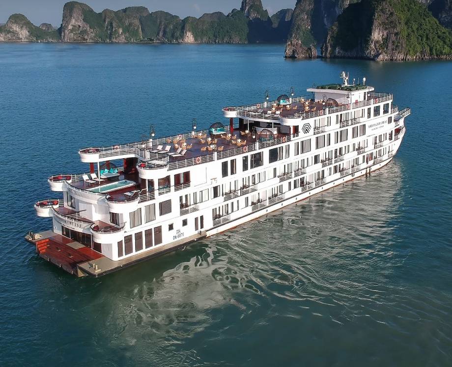 Cách ly du thuyền 5 sao và 182 người trên vịnh Hạ Long