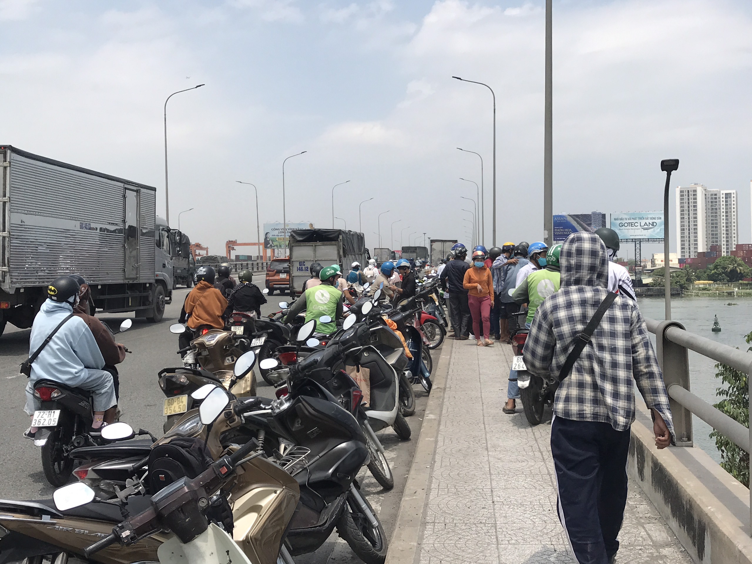 Điều tra vụ một người cháy đen dưới gầm cầu Đồng Nai