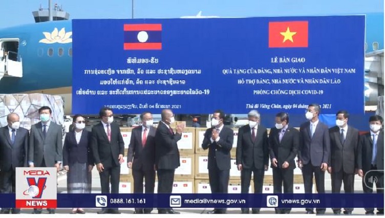 Việt Nam hỗ trợ và cử chuyên gia sang Lào chống COVID-19