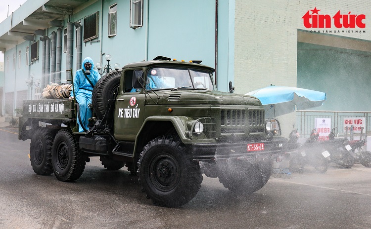 Cận cảnh dàn xe đặc chủng khử trùng tại Bệnh viện K cơ sở Tân Triều