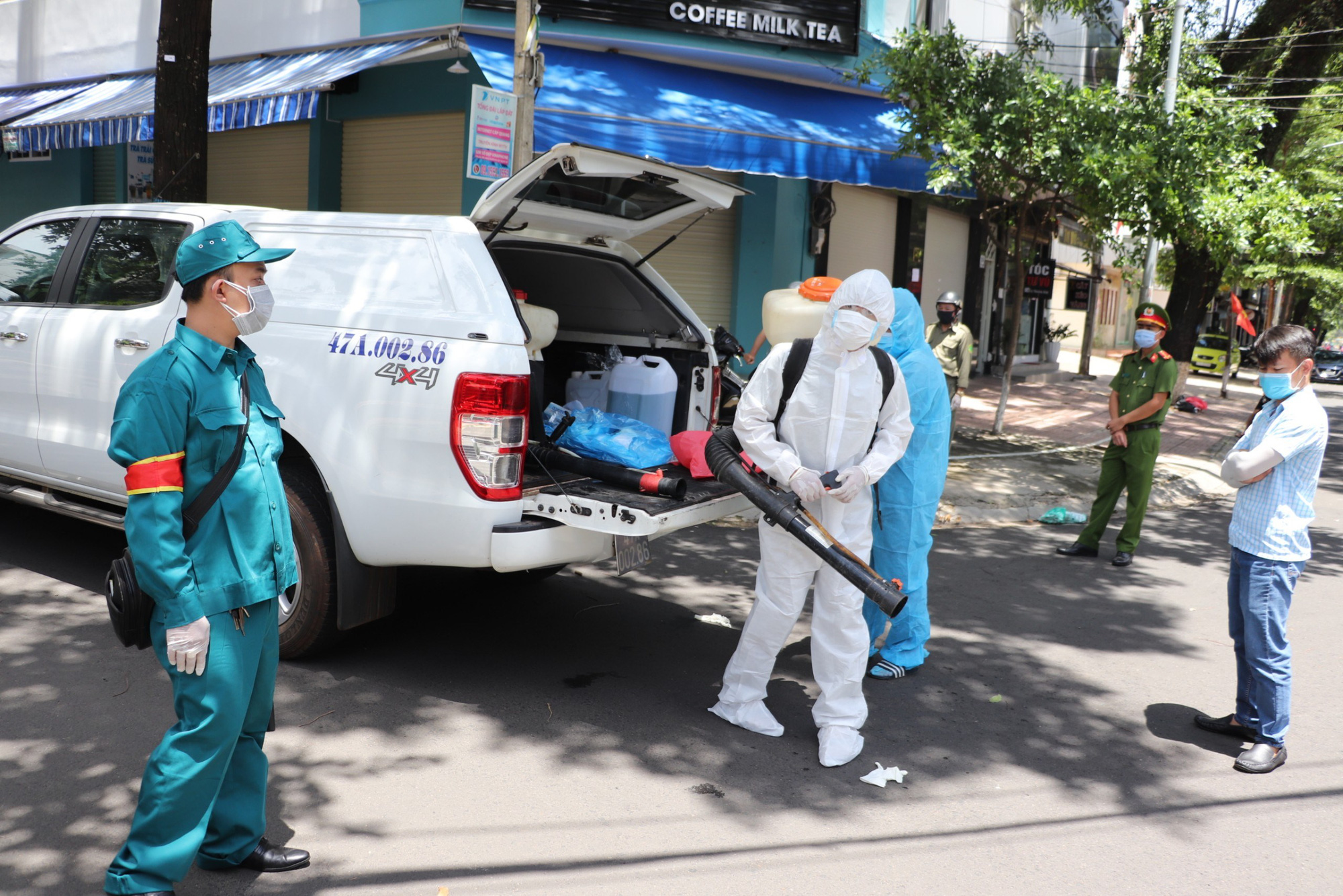 Một nữ nhân viên dương tính với COVID-19, khẩn cấp phong tỏa khu phố ở Đắk Lắk