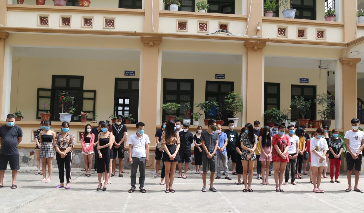 Bất chấp dịch, 33 thanh niên bay lắc trong quán karaoke