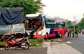 Xe khách đối đầu kinh hoàng với xe tải trên đường Hồ Chí Minh