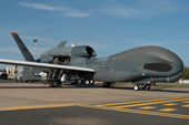 Quốc hội và Quân đội tranh cãi về việc sử dụng máy bay RQ-4 Global Hawk