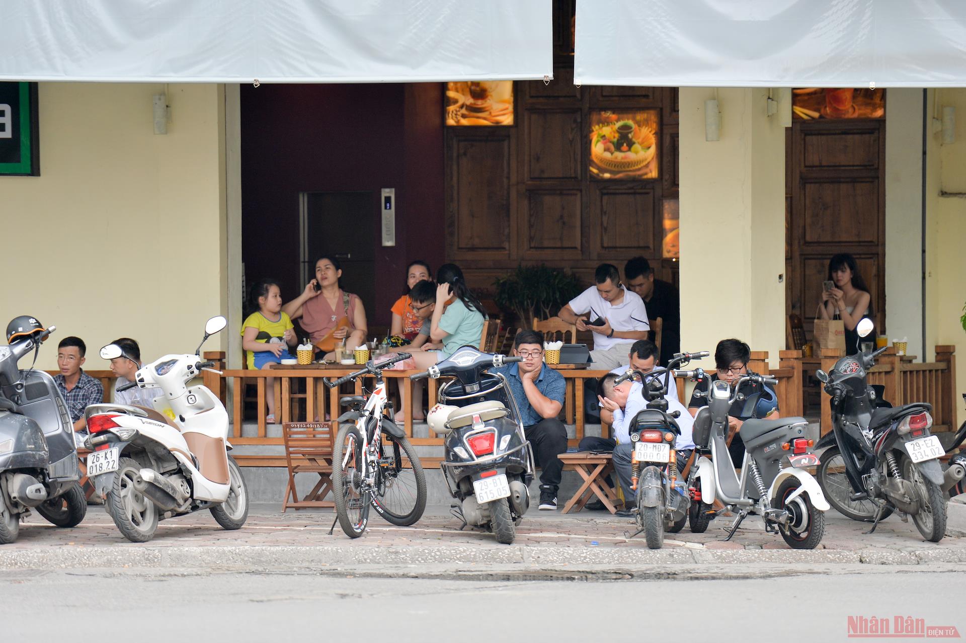 Hà Nội Cửa hàng ăn, uống trong nhà phải giãn cách chỗ ngồi tối thiểu 2m