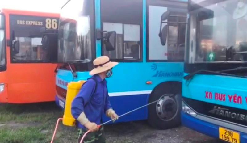 Phun khử khuẩn và thực hiện giãn cách toàn hệ thống xe buýt Hà Nội