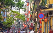 Đường phố Hà Nội rực rỡ cờ hoa chào mừng sinh nhật Bác và Ngày hội non sông