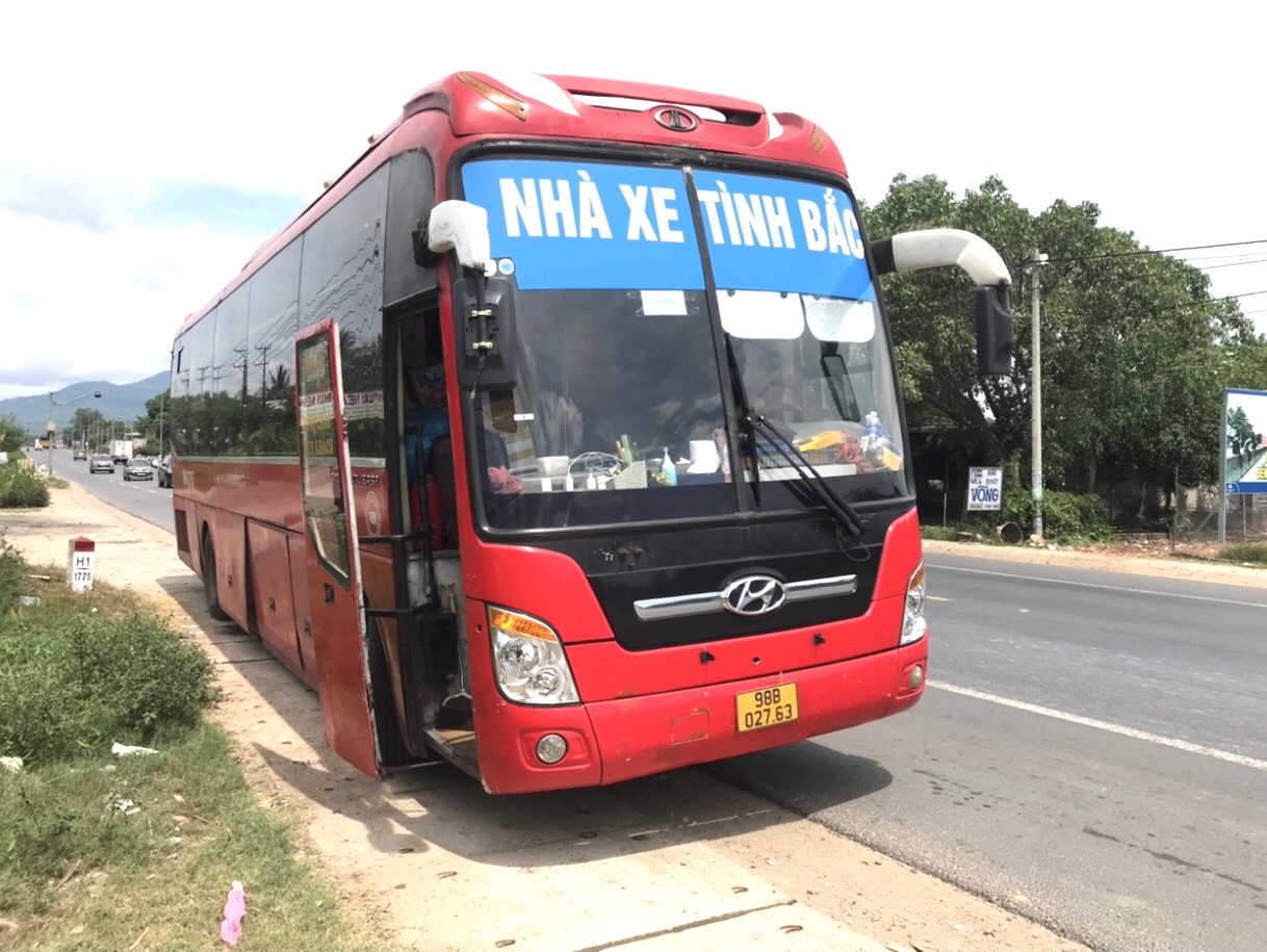 Phát hiện xe khách chở 5 người Trung Quốc trốn trong thùng carton hàng hóa