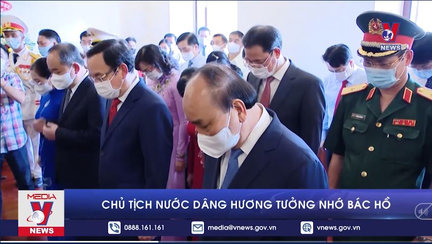 Chủ tịch nước dâng hương tưởng nhớ Bác Hồ