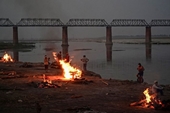 Dòng sông linh thiêng nhất Ấn Độ ô nhiễm nghiêm trọng vì  xác người