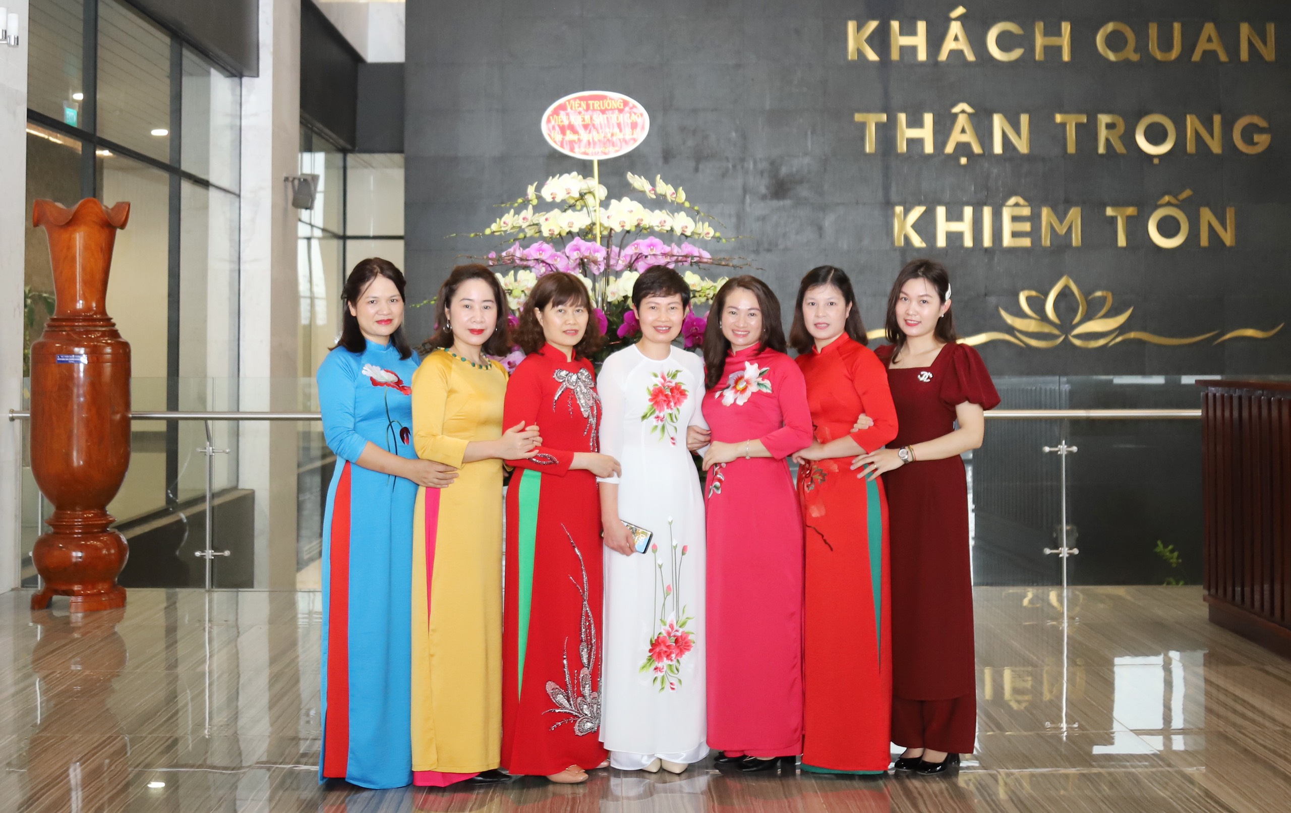 Nữ đoàn viên công đoàn Tài vụ, VKSND tối cao duyên dáng với tà áo dài